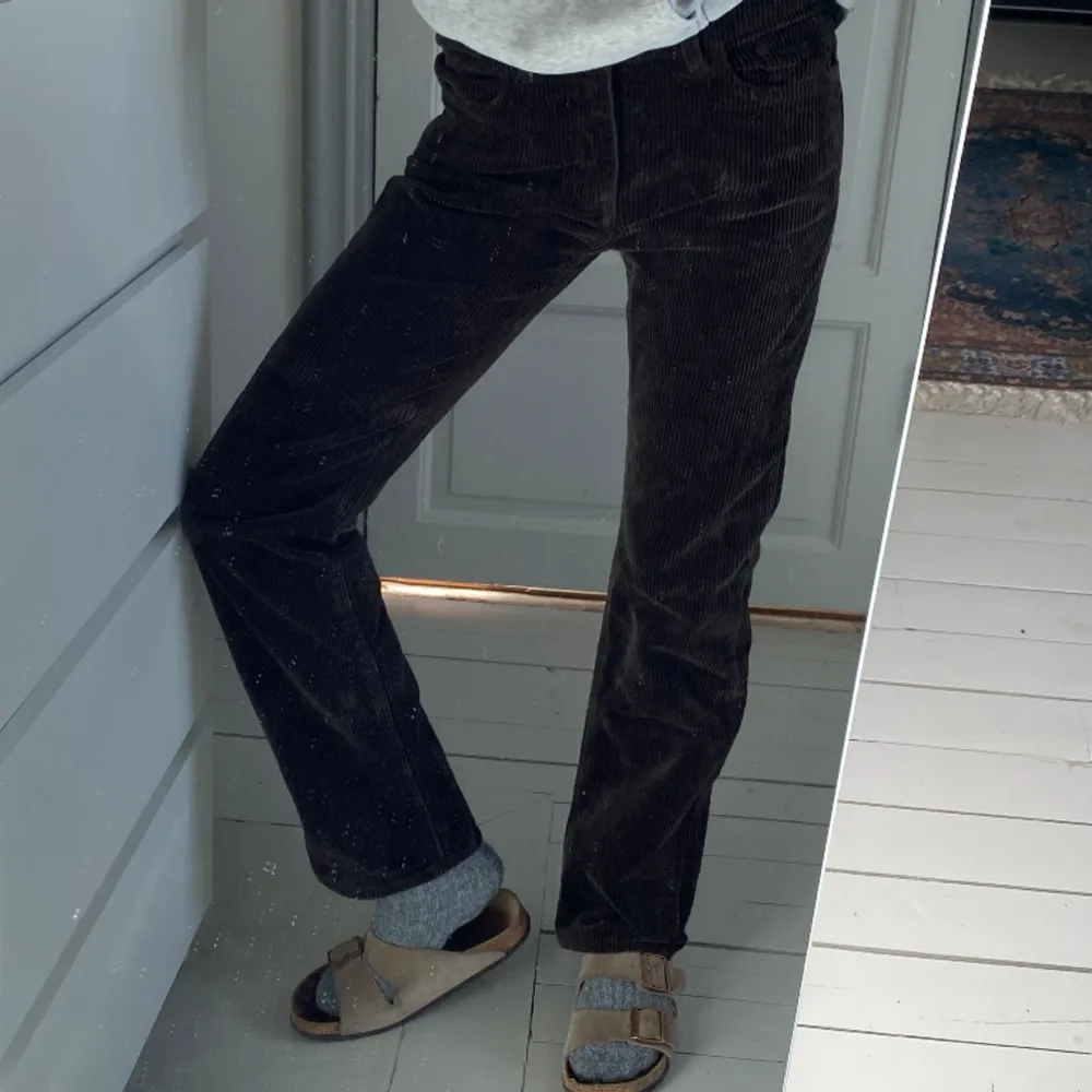 Mörkbruna corduroy byxor. Använda, perfekt skick.. Jeans & Byxor.