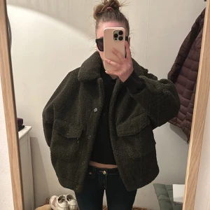 Zara Teddy jacka  - Jättemysig grön Teddy jacka från zara!💘