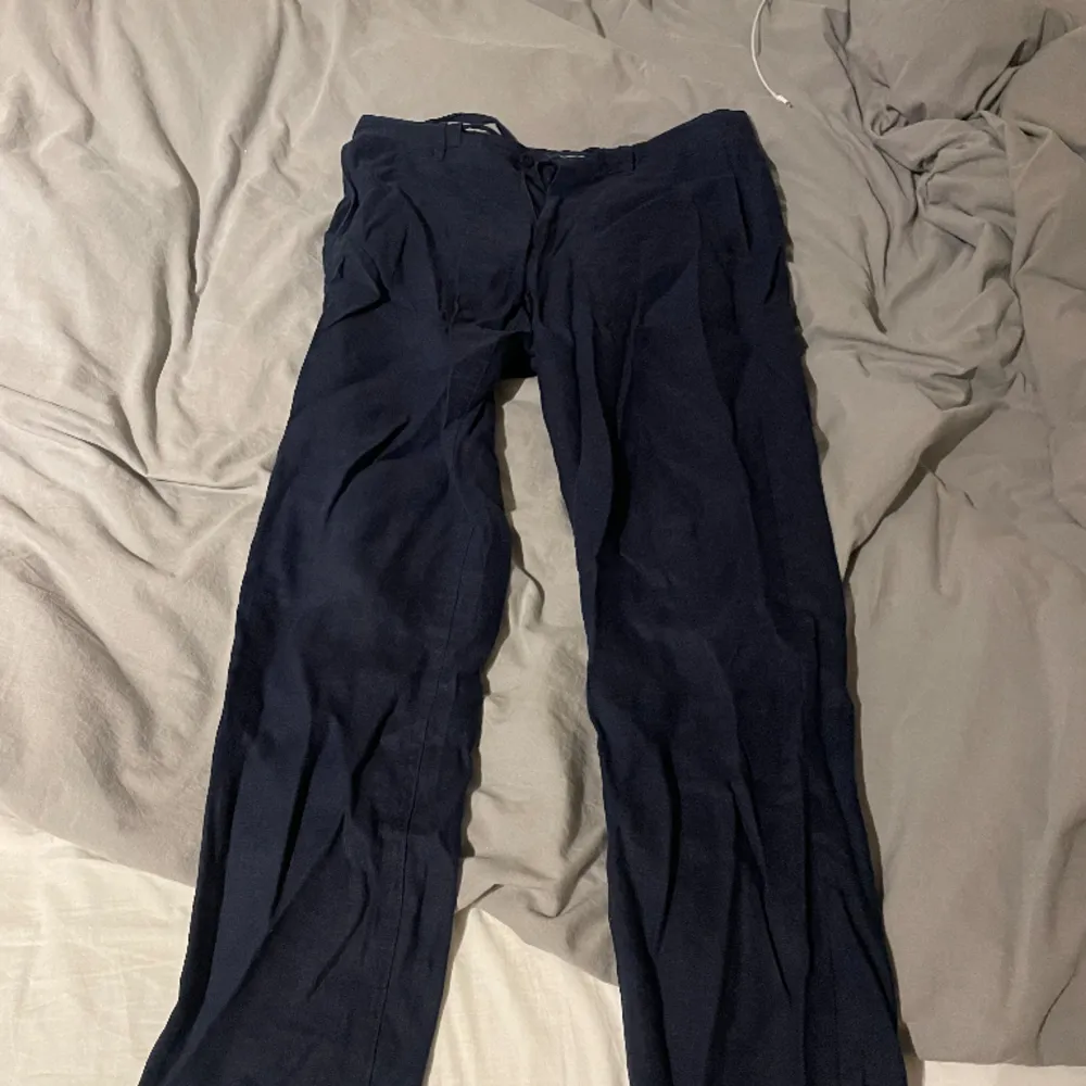 Jättesnygga chinos från gant som tyvärr är för små för mig. Storlek small, relaxed fit. Nypris 1299kr, nästan oanvända . Jeans & Byxor.