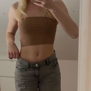 Brun tube topp, GinaTricot - Mörkbrun tub topp från Gina i st S🫶🏼 Den är i väldigt bra skick och använd fåtal gånger