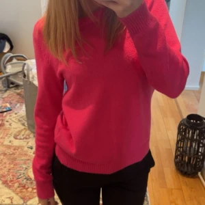 Stickad tröja - Fin stickad tröja från vila i härlig rosa färg fin nu till våren. Den är i fint skick. Säljer då jag behöver lite nytt i garderoben. Skriv för fler bilder💞💞 pris kan diskuteras vid smidig affär