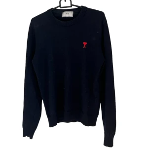 Ami  - Ami sweatshirt i färgen marinblå. Storlek S. 100% merino ull. Skriv direkt vid frågor eller funderingar! Mvh
