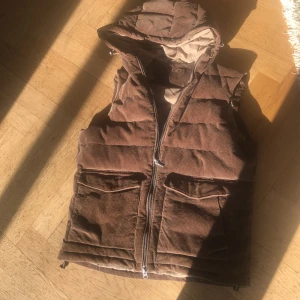 Stenströms väst - Tjenare! Säljer nu denna trendiga stenströms Västen i bra skick,inga defekter eller liknande. Storlek-M(fits S) Referens-modell på bilden-185-vikt=78 men lite liten på hnm . Pris kan diskuteras vid snabb affär