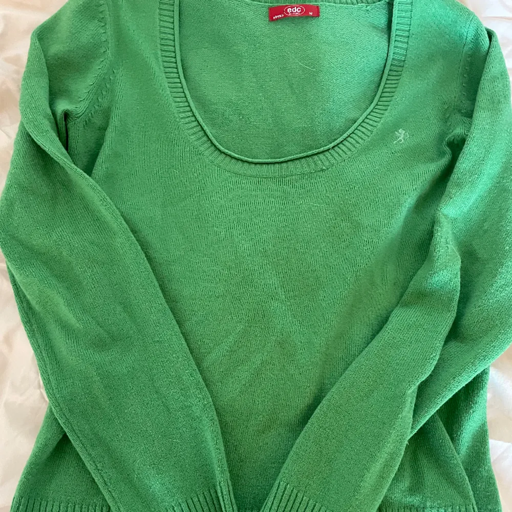 Fin grön stickad tröja med urringning men kommer ej till användning längre. St. M men passar mig som har xs-s. Bra skick, inga defekter.. Stickat.