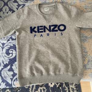 Säljer min kenzo sweatshirt. Har använd den ganska mycket. Kan träffas i Stochkolm stad och pris kan diskuteras!