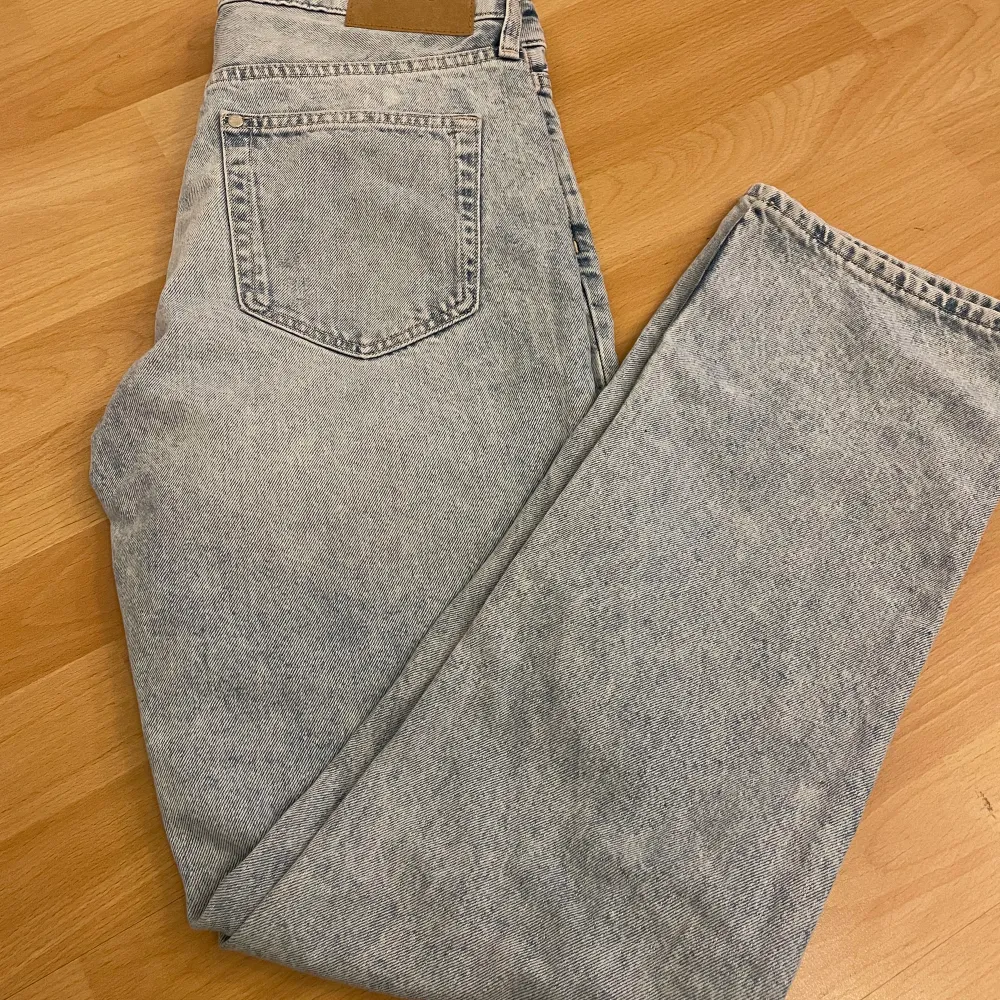 Säljer ett par jeans helt nya aldrig använda. Säljer på grund av att det är för stora.. Jeans & Byxor.
