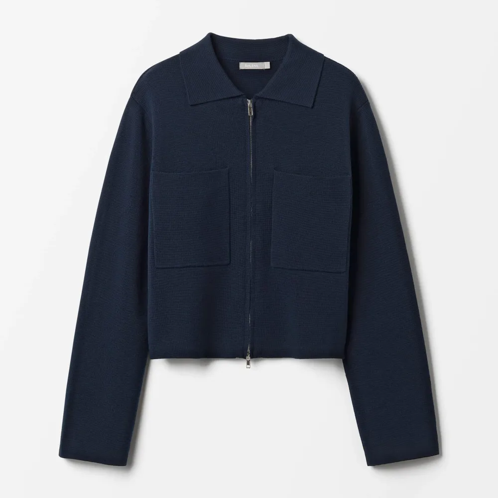 Säljer denna mörkblåa zip tröja som köptes i somras på Åhléns. Slutsåld på Åhléns hemsida. Den är i väldigt bra skick ❤️. Tröjor & Koftor.