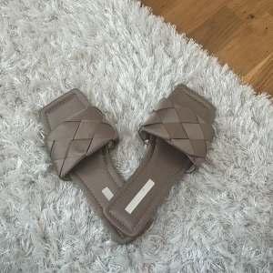 Oanvända, sandaler/slippins från Hm - Helt oanvända beigegråa slippins från Hm, storlek 39. Hör av er vid frågor!