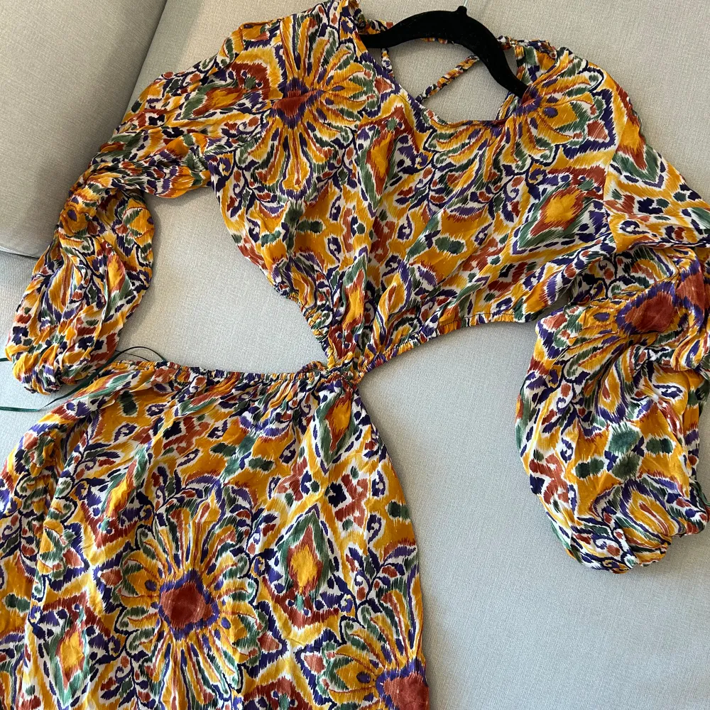 Otroligt fin långklänning från zara i storlek S. Toppenskick! 🩷 använd gärna köp nu 🫶🏻. Klänningar.