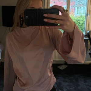 Blus  - Blus i silkes material 😍