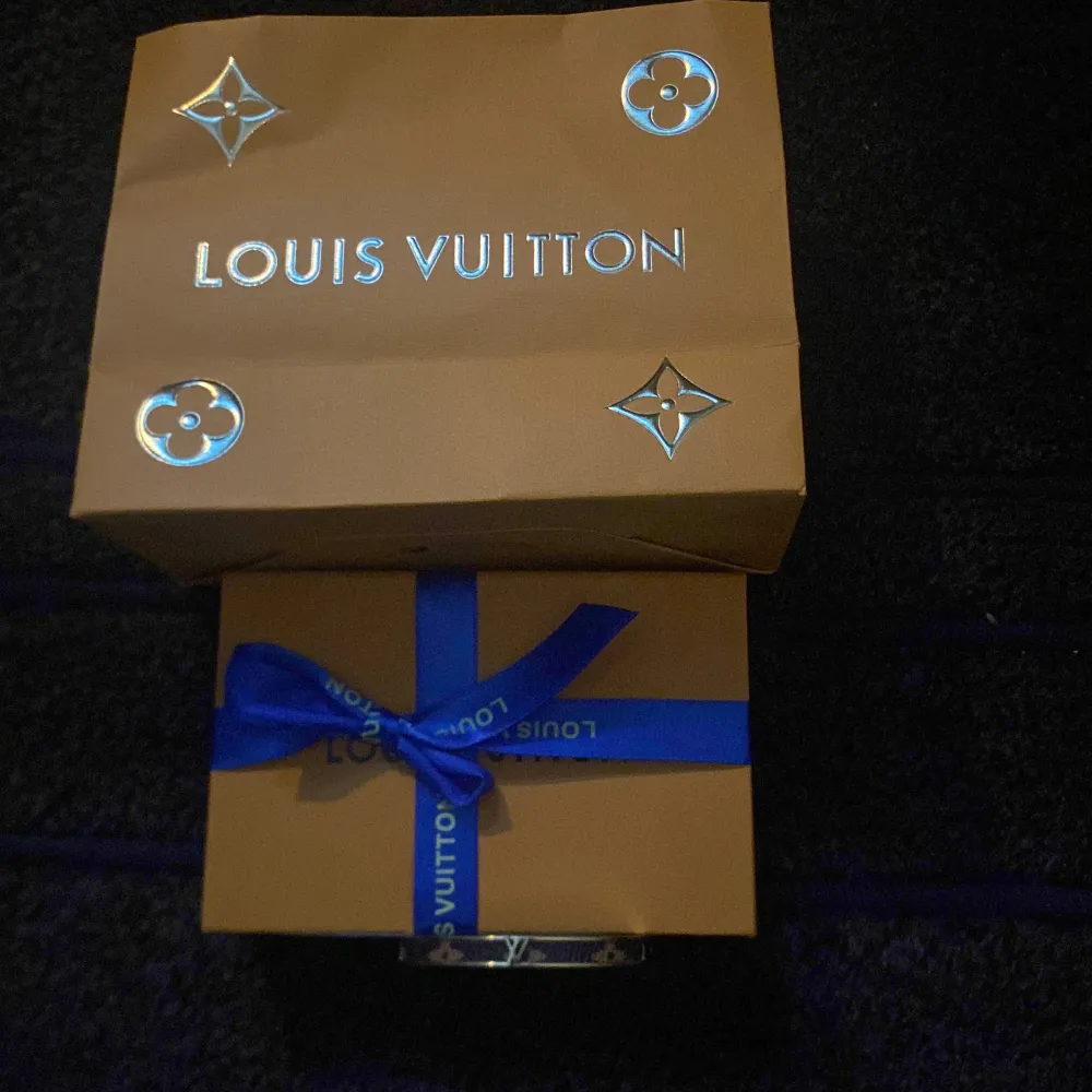 Säljer nu detta riktigt snygga armband från Louis Vuitton | Måttet är 19 cm | Påse och box medföljer vid köp och kan gå ner vid snabb affär! Skriv gärna vid frågor och funderingar.. Accessoarer.
