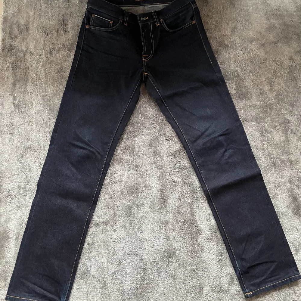 Feta Nudie jeans med mörkblå tvätt. Jeansen är knapp använda och är i gott skick. Org pris 1800. Modellen heter Gritty jackson. Hör av er vid frågor:). Jeans & Byxor.