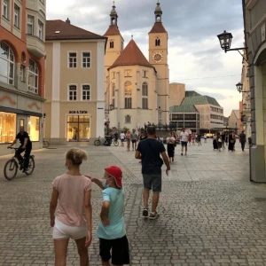 Spetsshorts 134/140 - Vita Shorts i spets. 134/140. Säljer pga stor garderobrensning. Kika gärna på mina andra annonser, säljer mycket. Samfraktar gärna:) 