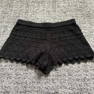 Jätte snygga virkade shorts ifrån H&M. Aldrig använda, säljer eftersom dem ej kommer till användning. Original pris 199kr Tryck gärna på köp nu💘