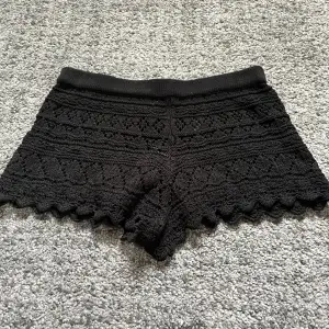 Jätte snygga virkade shorts ifrån H&M. Aldrig använda, säljer eftersom dem är för små. Original pris 199kr