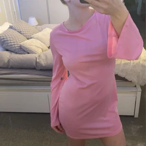 Klänning med öppen rygg  - Säljer denna supersöta klänningen som är perfekt nu till sommaren 💗 Den är endast testad och jag skulle säga att den passar som en S/M 🤗