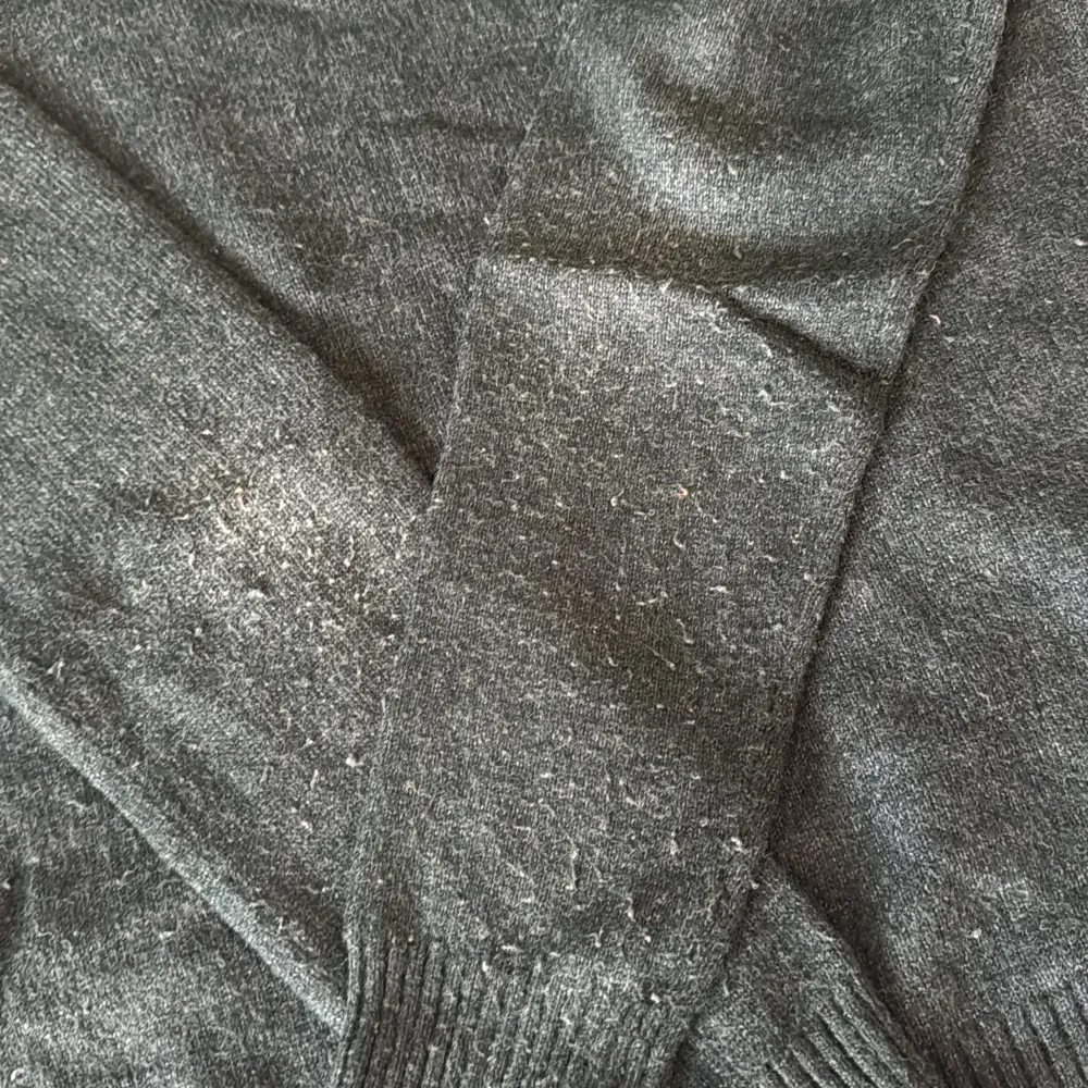 Stickad tröja köpt på vila för ca ett år sedan. Har använts mycket, därav är armarna noppriga, men annars bra.. Tröjor & Koftor.
