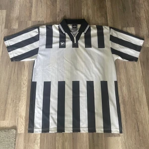 Fotbollströja  - Fotbollströja utan lag 9/10 skick 150kr eller bud