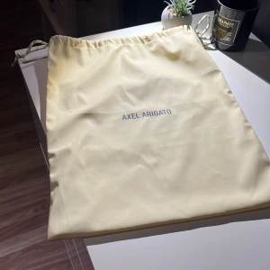 Axel Arigato Påse - Man kan använda den som jumpapåse eller bara som platsförvaring