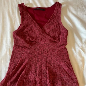 röd topp - jättefin röd topp som aldrig kommit till användning! insydd så att den inte ska vara så pösig men det märks inte alls tycker jag💘 passar S-M