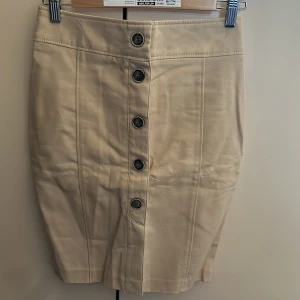 Kostym kjol från zara - Säljer denna jätte fina kostym kjol från zara i storlek s