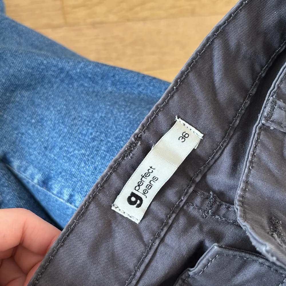 Säljer mina lowaist cargobyxor eftersom det inte är min stil längre, byxorna har några märken från snusdosor i bakfickan men inget man tydligt ser(se tredje bilden). Jeans & Byxor.