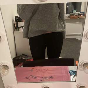 Svarta yoga pants från Gina tricot young. är i jätte bra skick 