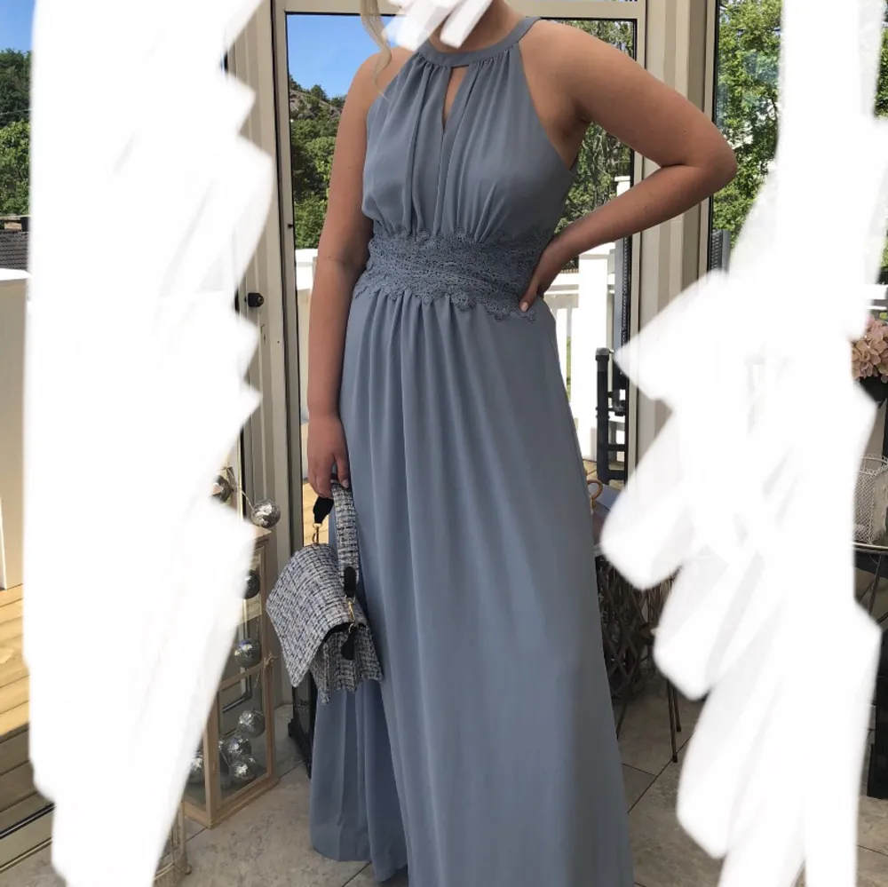 Ljusblå långklänning från Vila. Passar bra till bal och bröllop. Endast använd en gång och därav i nyskick🤍. Klänningar.