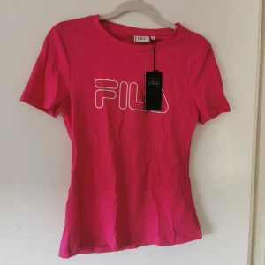 T-shirt från Fila  - T-shirt från Fila Storl S Färg Cerise  Katt finns i hemmet 