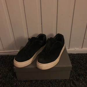 Eytys doja - Sköna, svarta eytys ”doja”. storlek 42. Nya kostar runt 2-3000kr, mitt pris 650kr. Vid frågor hör av dig, så svarar jag så fort jag kan :) Mvh David Renvall