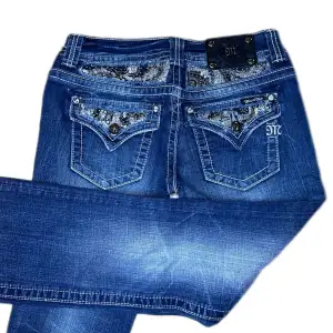 Miss Me jeans i modellen ”JE5002E64L/boot” midjemåttet rakt över är 39cm. Ytterbenet 103cm och innerbenet 84cm. Jeansen är som helt nya. Kontakta vid intresse!