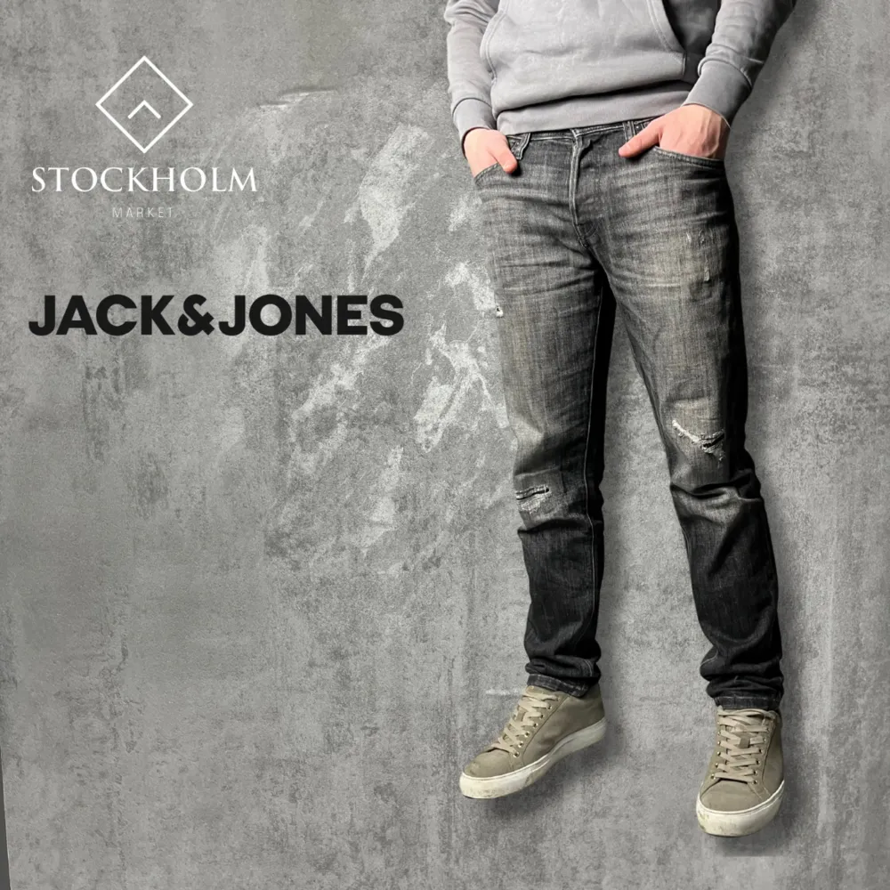 Vi säljer nu dessa jeans i märket Jack & Jones. Storleken är 29/32! (Passar 30/32)Dom är i bra skick utan några defekter. Modellen heter JJMike. Skriv vid eventuella frågor och funderingar🙌. Jeans & Byxor.