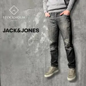 Vi säljer nu dessa jeans i märket Jack & Jones. Storleken är 29/32! (Passar 30/32)Dom är i bra skick utan några defekter. Modellen heter JJMike. Skriv vid eventuella frågor och funderingar🙌