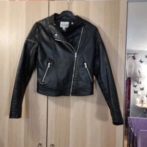 Skinjacka - Säljer min skinnjacka som bör i bra skick och har hållt länge. Den har sköm material på insidan och utsidan. Passar perfekt för varmare dagar.