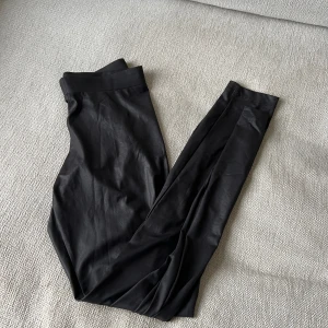 Skinn tights  - Skinn tights i storlek s/m men skulle säga mer en S! Använda fåtal gånger 🌷