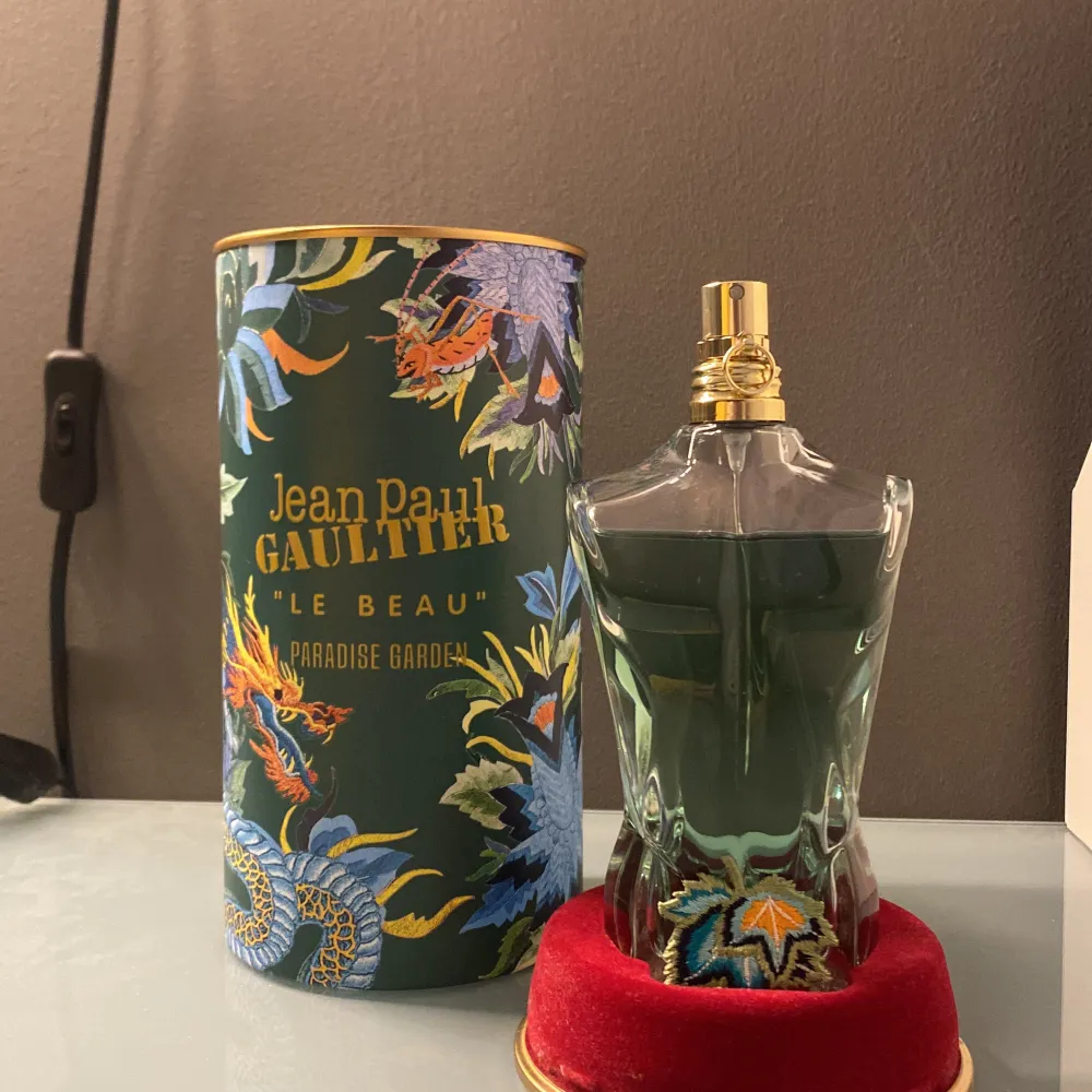 Säljer nu min Jean Paul Gaultier Paradise Garden 125 ml eftersom den var lite för söt för mig. Har knappt använt den alls och det är ungefär 122 ml kvar. Nypris för denna är 1435kr och jag säljer den för 1050. Parfym.