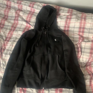 Polo Ralph Lauren - Jag säljer min polo zip tröja som inte passar mig. Tröjan är en svart tröja i storlek S som säljs för 2000kr. Den är gott skick med inga skador alls. Priser jag säljer den för är 1000kr men känn dig välkommen att diskutera priset. Mvh Simon