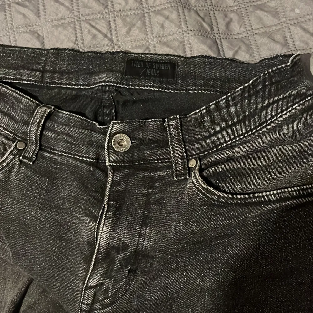 Skick 7/10, riktigt trendiga jeans från tiger of sweden. Modellen är evolve. Passar perfekt om du vill vara laidback. Skriv om du har frågor! Nypris 1600kr!. Jeans & Byxor.