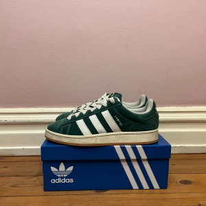 Adidas Campus 00 - Adidas Campus 00 i färgen grön. Storleken 44 2/3 sitter true to size  Väldigt bra skick 10/10 knappt använda Allt finns med  Skicka ett DM om du vill ha mer info.