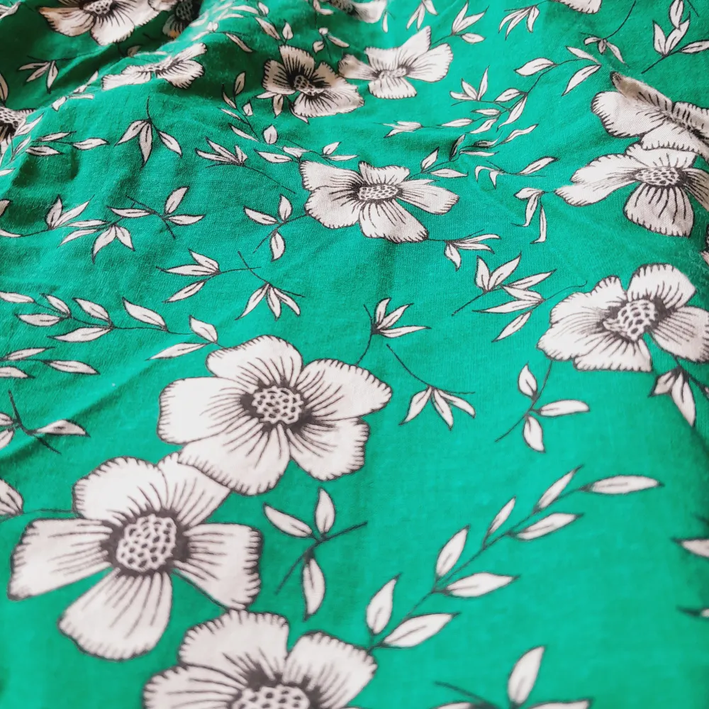 En grön skjorta med svartvita blommor, jättefin härlig färg. Något skrynklig på bilden bara. Storlek M från Lindex. Perfekt skick!. Skjortor.