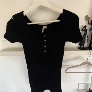 Ribbad t-shirt  - Fint skick 