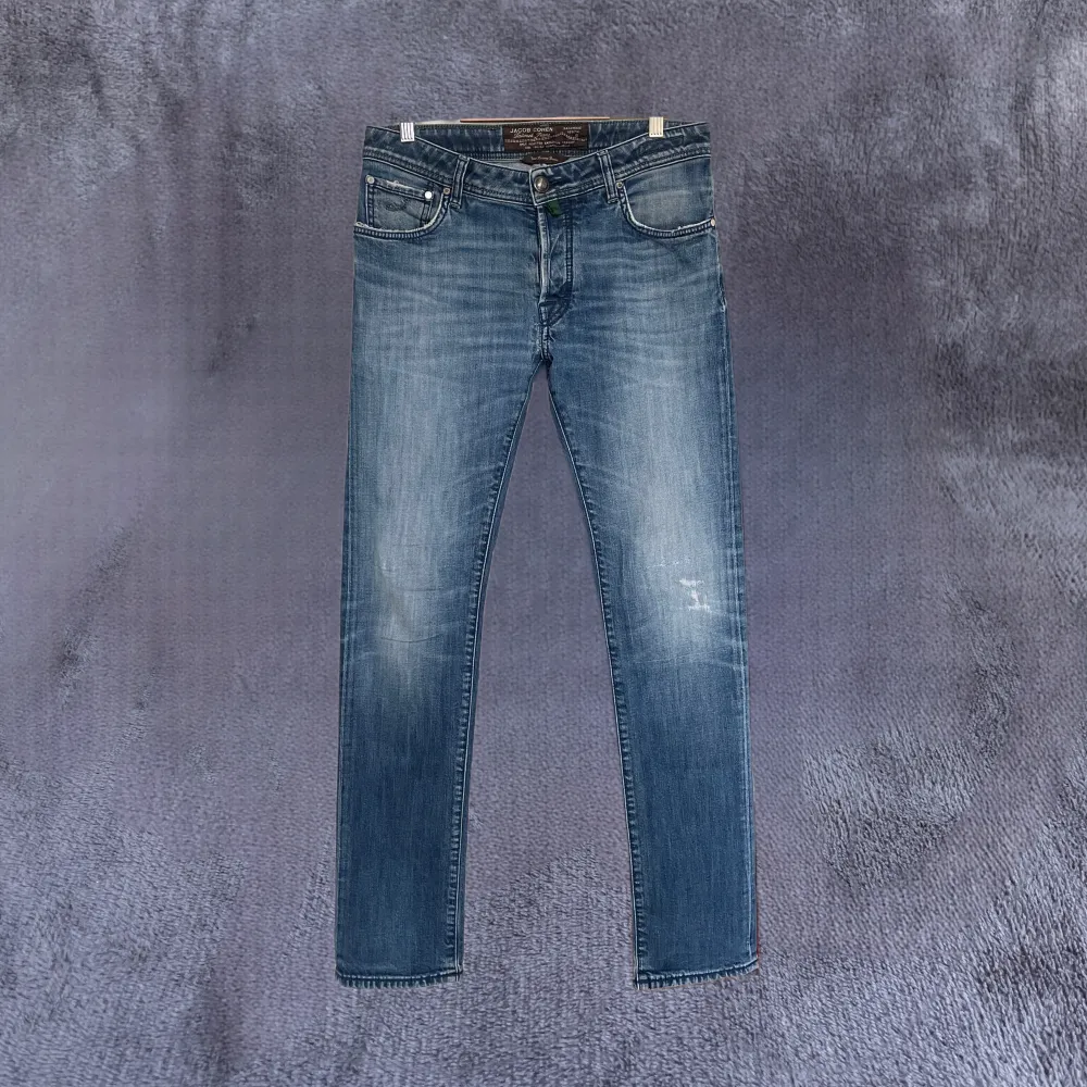 Riktigt laidback Jacob Cohën jeans i storlek 33 | Bra skick med några små lagningar (inte i fickorna, se bild) | Inget drag och slit längst ner vid häl (se bild) | Helt enkelt ett par riktigt skjysta Jacob Cohën jeans i den trendiga modellen 622 C ⭐️. Jeans & Byxor.