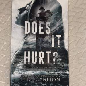 Säljer min does it hurt bok, skriven av H.D. CARLTON (bra skick)💕