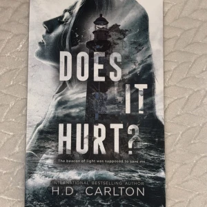Does it hurt? - Säljer min does it hurt bok, skriven av H.D. CARLTON (bra skick)💕