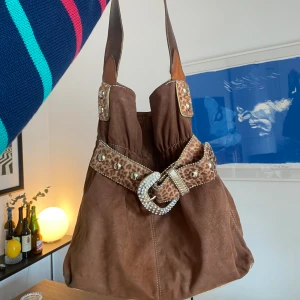 Kathy Van Zeelandväska🤩💓 - Supercool bäska från KVZ!💓Köpt vintage! Saknar magneten som ”stänger väskan” på insidan, någon måste tagit ut den av någon anledning, därav ”hålet” på näst sista bilden (+andra sidan)💓 Saknar även 2,5 ”diamanter” men syns knappt! Annars i fint skick!