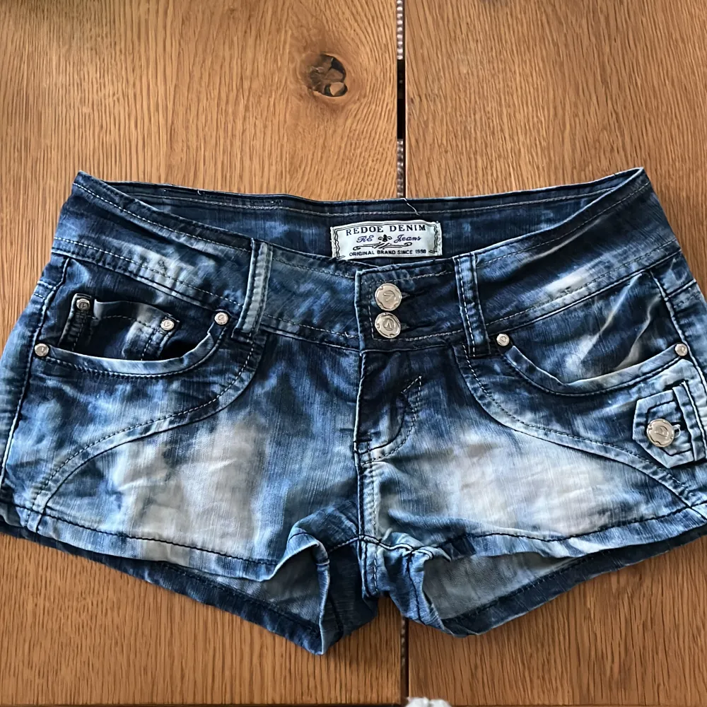 Säljer dessa jeans shorts då den inte passar💗super fina till sommaren med coola detaljer kontakta vid funderingar. Shorts.