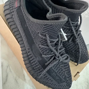 Yezze skor - Helt nya 350 yezzes för endast 600kr Storlek 43. Kartong ingår 