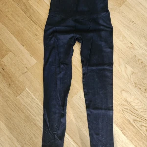 Ribbade träningstights  - Säljer dessa svarta ribbade träningstights. Dm för frågor!