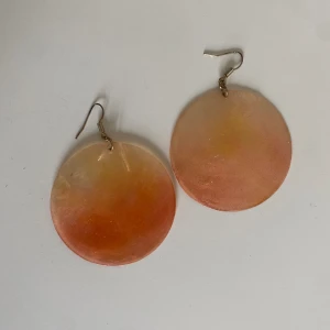 Örhängen  - Jättefina vintage örhängen 🧡 Supersöta nu till sommaren! De skiftar i färgerna rosa och orange