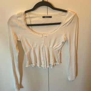 Topp - Gullig topp ifårn ginatricot. Har en liten fläck men inget man tänker på. Man ser på bild 3 ❤️❤️